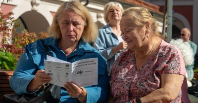 Senioralni w październiku: badania, spacery i zniżki