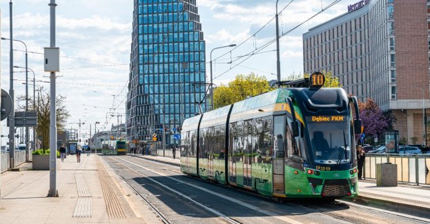 Od 3 października tramwaje wrócą na ul. Roosevelta między Rondem Kaponiera a Mostem Teatralnym w Poznaniu. Tego samego dnia rozpocznie się wymiana rozjazdów i zwrotnic na części węzła Most Teatralny od strony ul. Fredry; prace potrwają do 30 października.