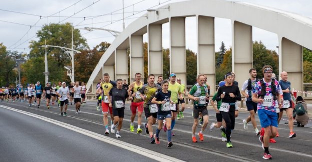 W Poznaniu 4 października trasa maratonu zostanie zamknięta dla ruchu kołowego od godz. 8.00. Kolejne odcinki będą otwierane po przebiegnięciu zawodników. Zmieni się też kursowanie komunikacji miejskiej – między ważnymi węzłami uruchomionych zostanie 10 dodatkowych linii tramwajowych.